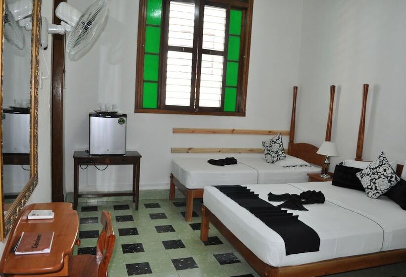 پانسیون Hostal El Zafiro