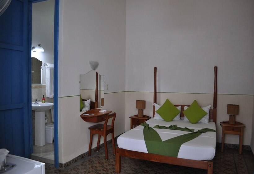 پانسیون Hostal El Zafiro