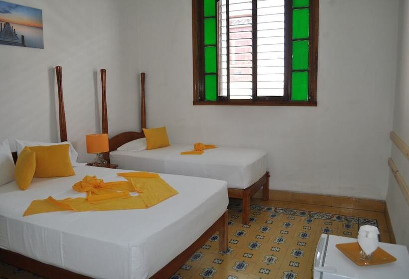 پانسیون Hostal El Zafiro