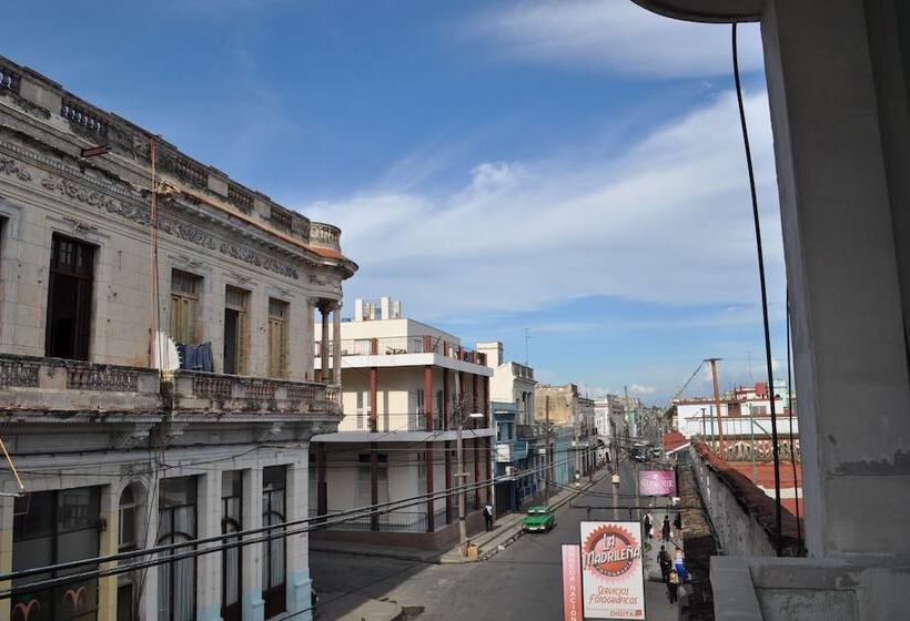 پانسیون Hostal El Zafiro