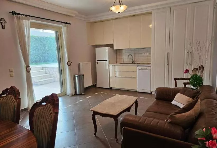 ペンション Room In Guest Room   Guest Apartment Within A Villa In Lagonissi