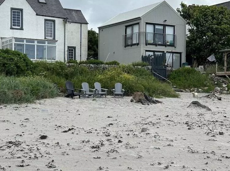 اقامتگاه Unique House In An Idyllic Situation On A Beach