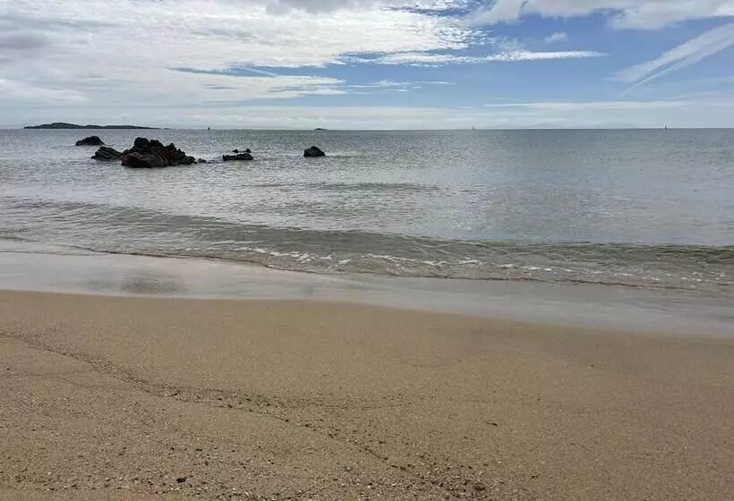 اقامتگاه Unique House In An Idyllic Situation On A Beach