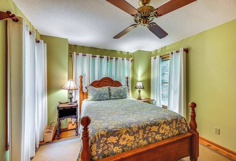 Riverfront Retreat: 1 Mi To Jones Gap State Park!