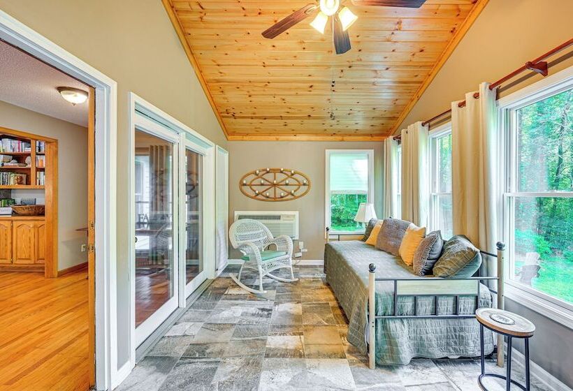 Riverfront Retreat: 1 Mi To Jones Gap State Park!