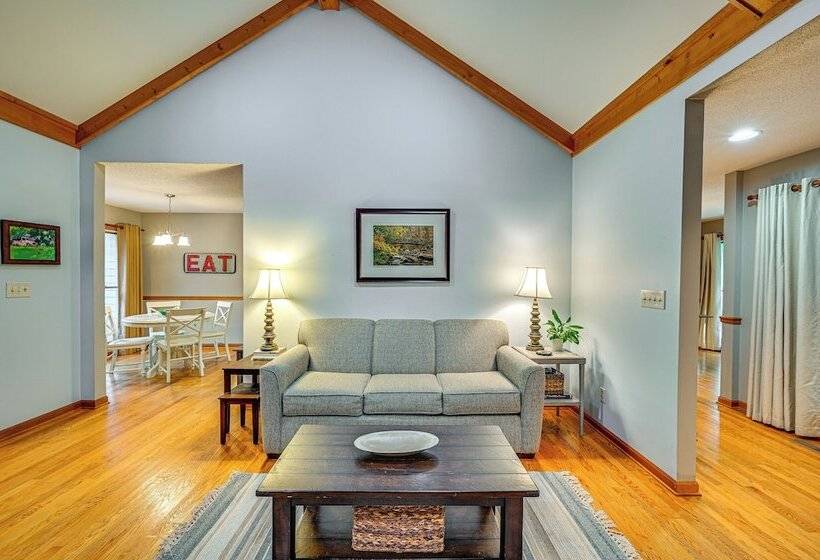 Riverfront Retreat: 1 Mi To Jones Gap State Park!