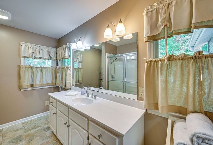 Riverfront Retreat: 1 Mi To Jones Gap State Park!