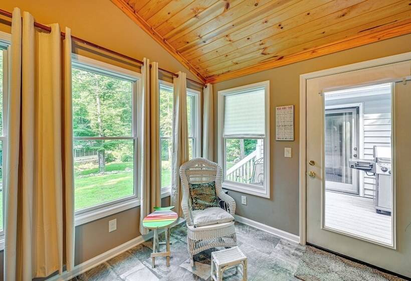 Riverfront Retreat: 1 Mi To Jones Gap State Park!