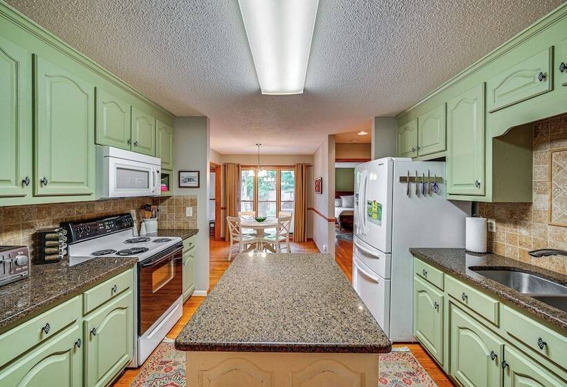 Riverfront Retreat: 1 Mi To Jones Gap State Park!