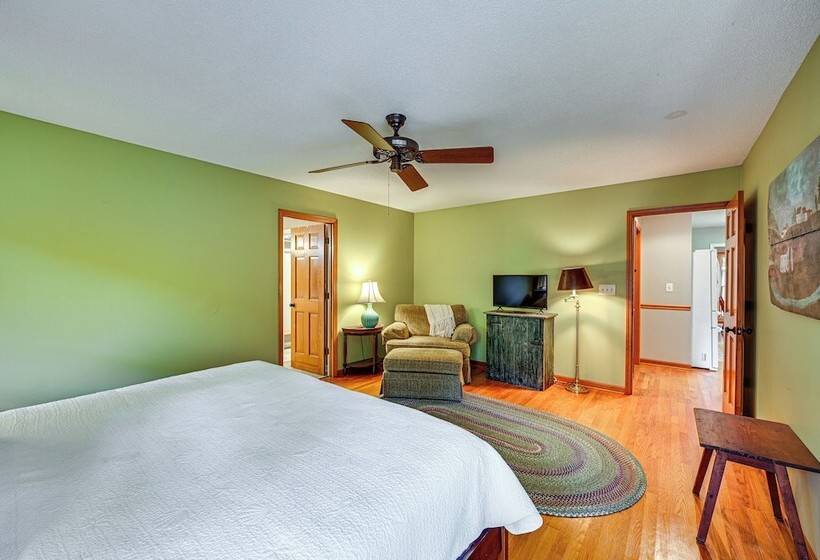 Riverfront Retreat: 1 Mi To Jones Gap State Park!