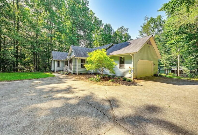 Riverfront Retreat: 1 Mi To Jones Gap State Park!