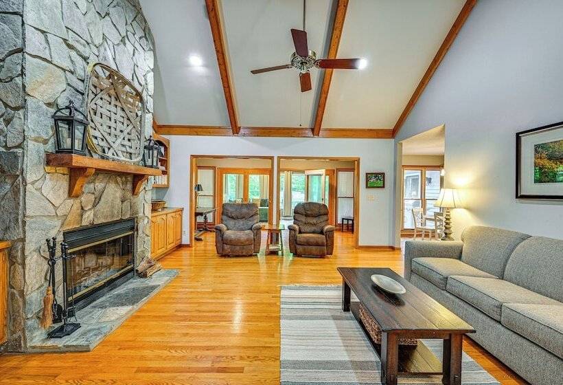 Riverfront Retreat: 1 Mi To Jones Gap State Park!