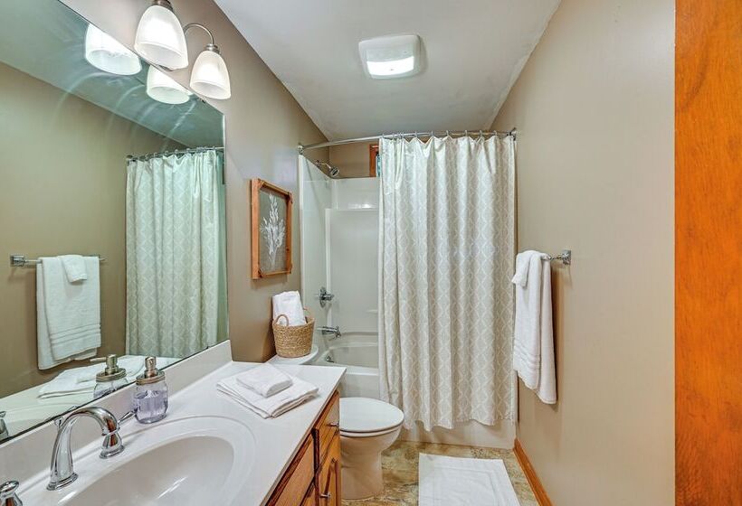 Riverfront Retreat: 1 Mi To Jones Gap State Park!