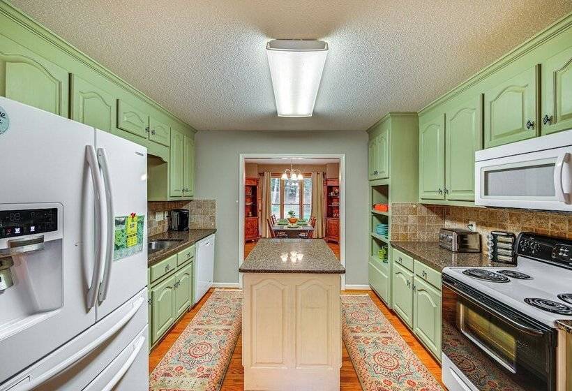 Riverfront Retreat: 1 Mi To Jones Gap State Park!