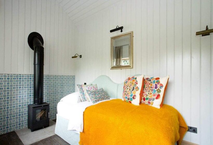 The Swinbrook Manor House   Spacious 5bdr House With Garden