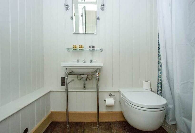 The Swinbrook Manor House   Spacious 5bdr House With Garden