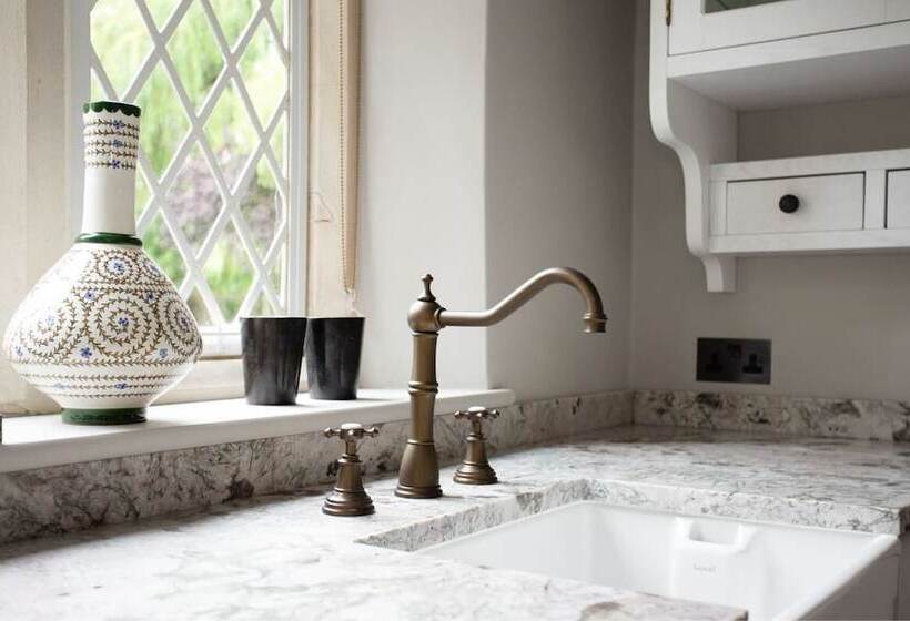 The Swinbrook Manor House   Spacious 5bdr House With Garden