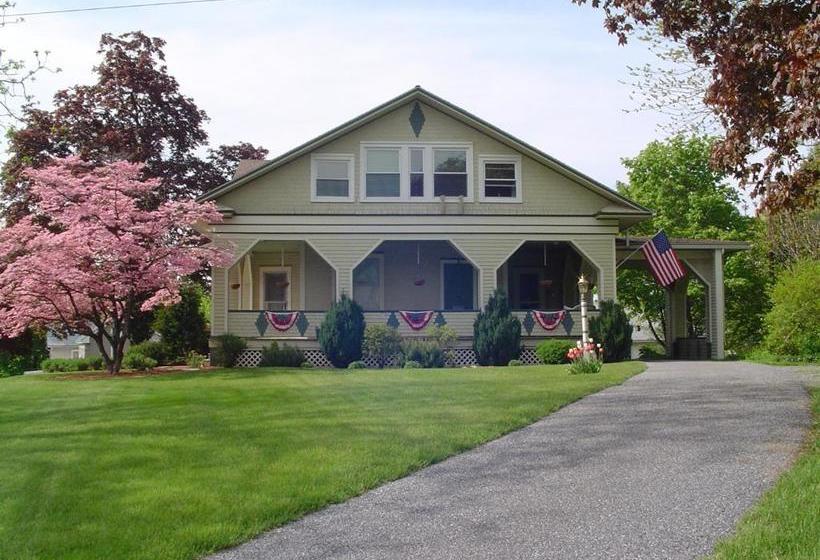 تختخواب و صبحانه The Tea Kettle Inn