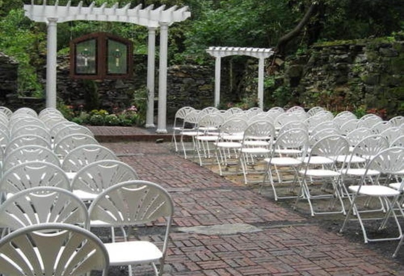 Fallen Tree Farm Bed And Breakfast