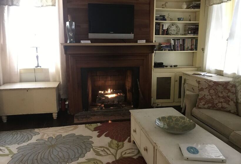 Fallen Tree Farm Bed And Breakfast