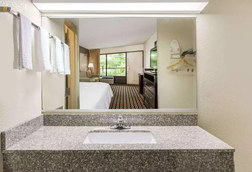 ホテル Quality Inn Near Speedway