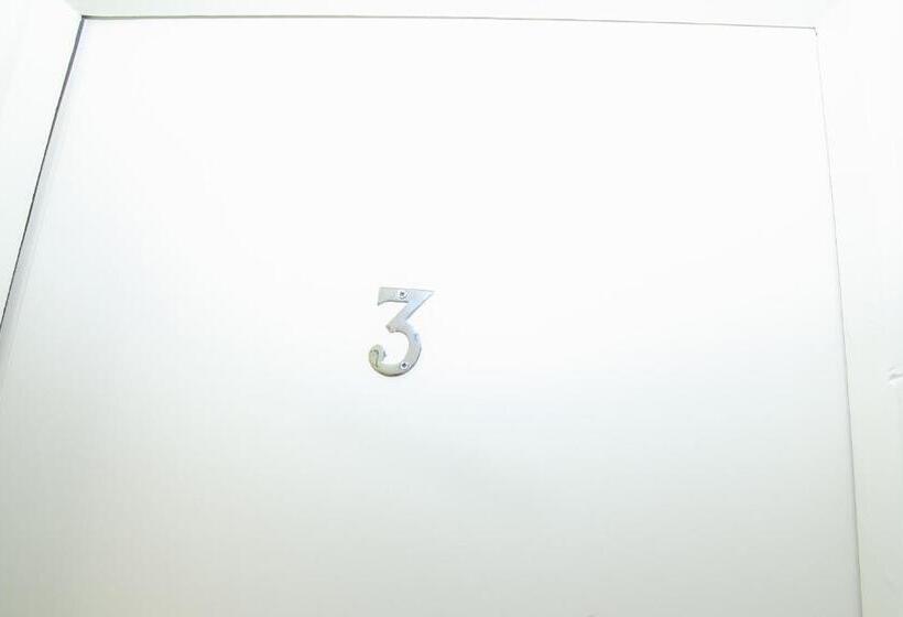 ホテル The Jollys