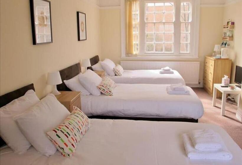 ホテル The Jollys