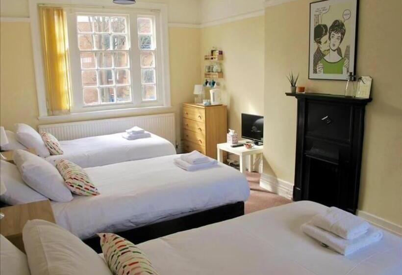 ホテル The Jollys