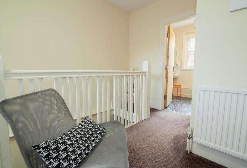 ホテル The Jollys