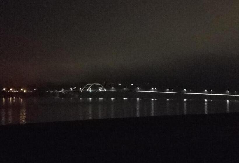 فندق على الطريق The Waldport Inn