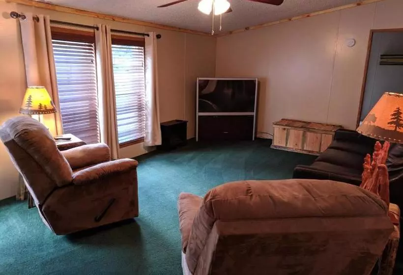 Trails End Cabins & Motel
