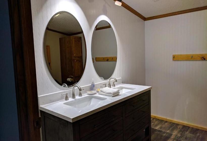 Trails End Cabins & Motel