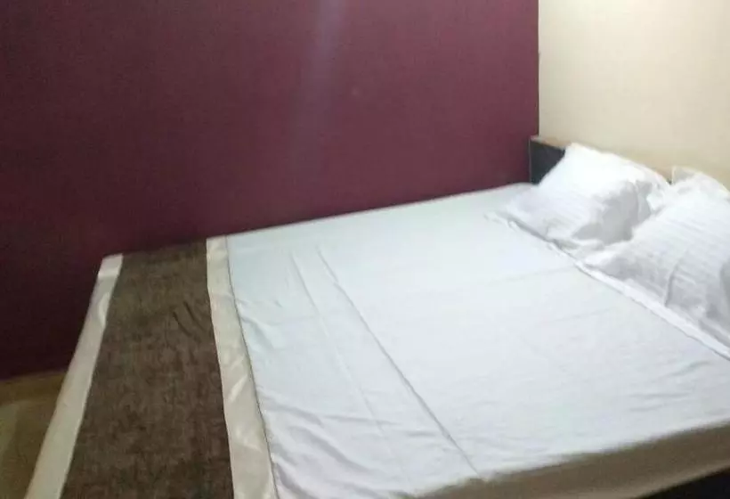 ホテル Kanpur Villa