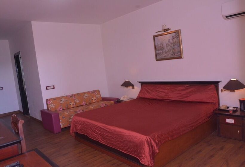 هتل The Pine Crest Resort Bhimtal