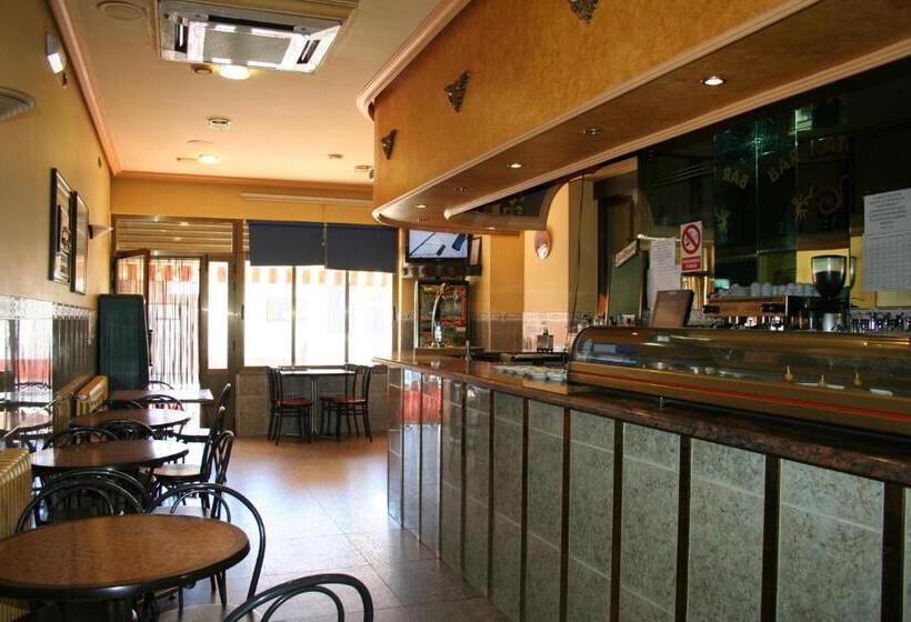 ユースホステル Hostal Restaurante Raton