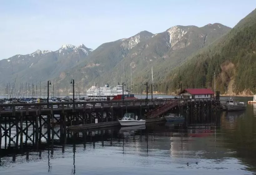 The Classic Horseshoe Bay Motel