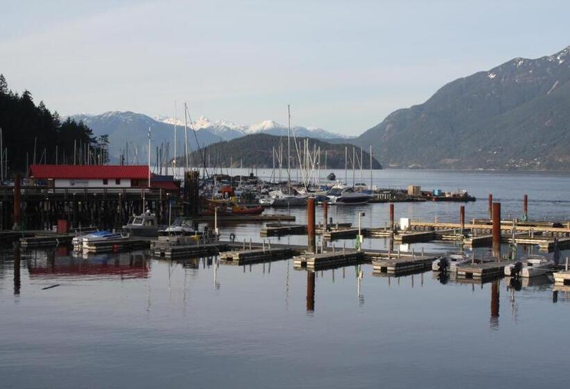 The Classic Horseshoe Bay Motel