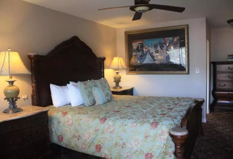 The Classic Horseshoe Bay Motel