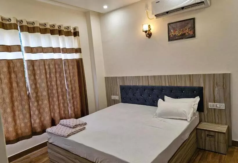 Hotelli Lakhpati