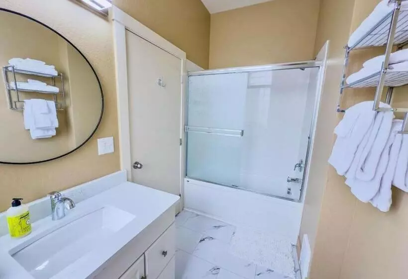 هتل Suite 1 Peach Street Inn