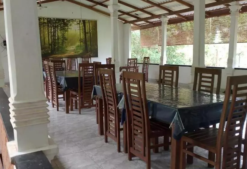 ホテル Indeewaree Lake View Resort
