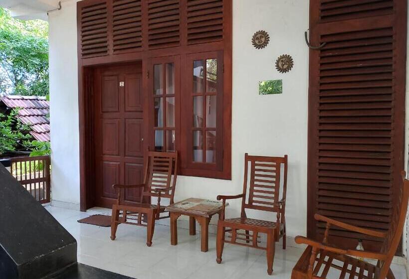 Hotel Indeewaree Lake View Resort