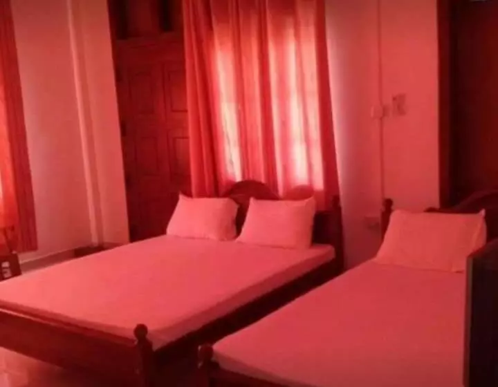 ホテル Indeewaree Lake View Resort