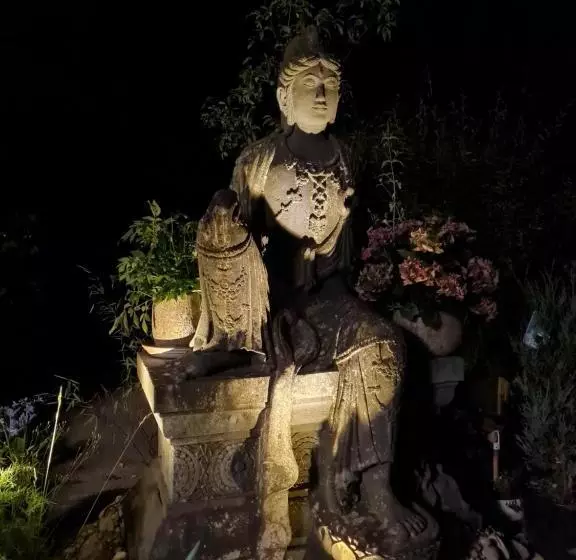 Hotelli Seminarhaus Arya Maitreya