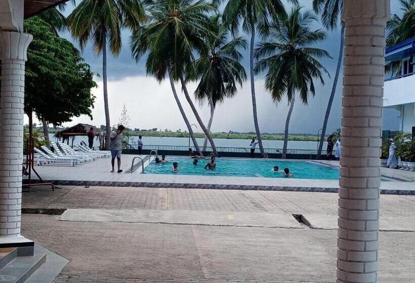 בית מלון כפרי Treatooo Lake Resort