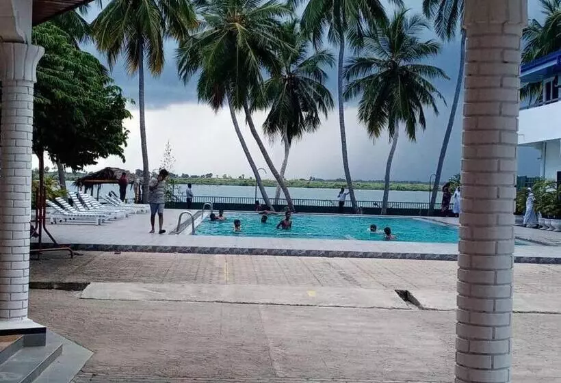 Hotelli Treatooo Lake Resort