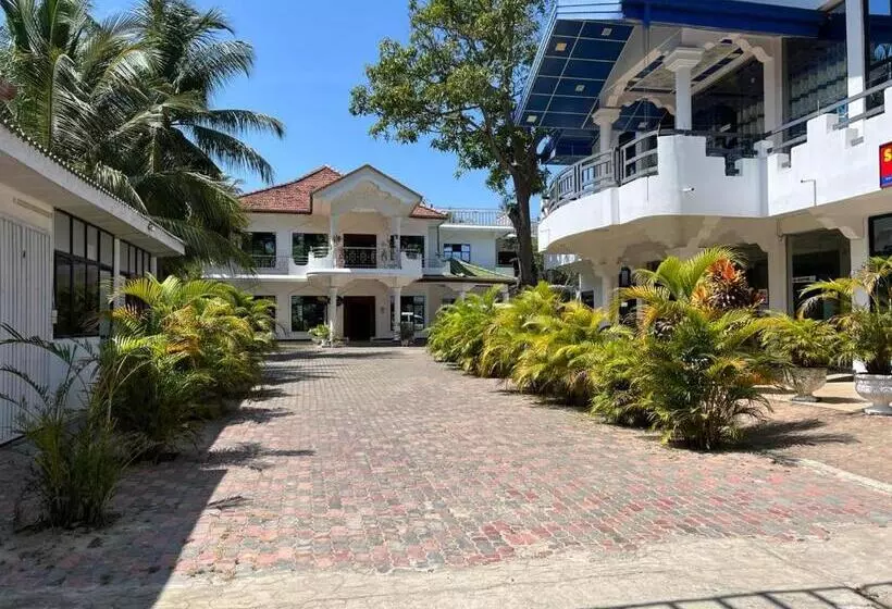 Hotelli Treatooo Lake Resort