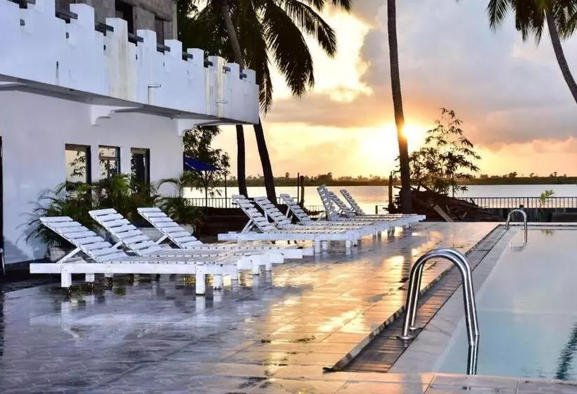 Hotelli Treatooo Lake Resort