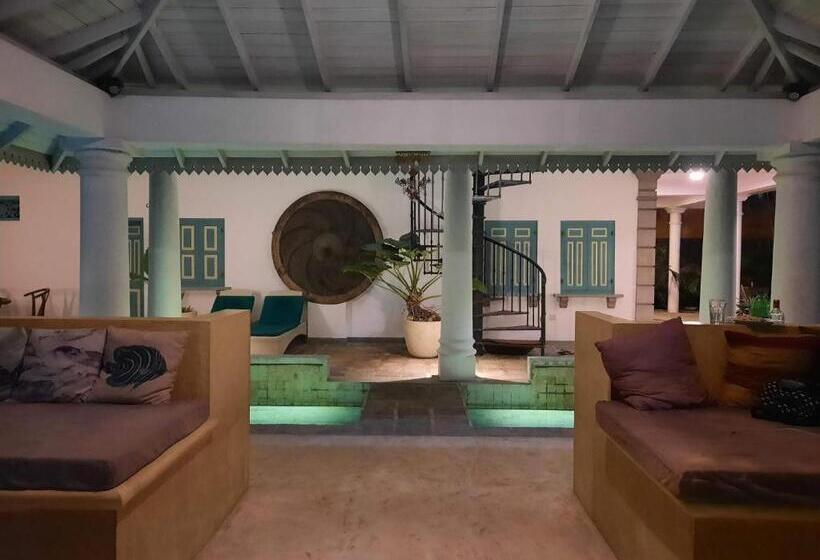 펜션 The Travellers Palm