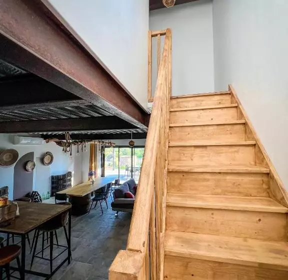 Majatalo Au Milieu Des Vignes